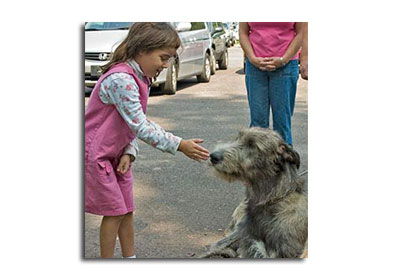 Smudge greeting little girl